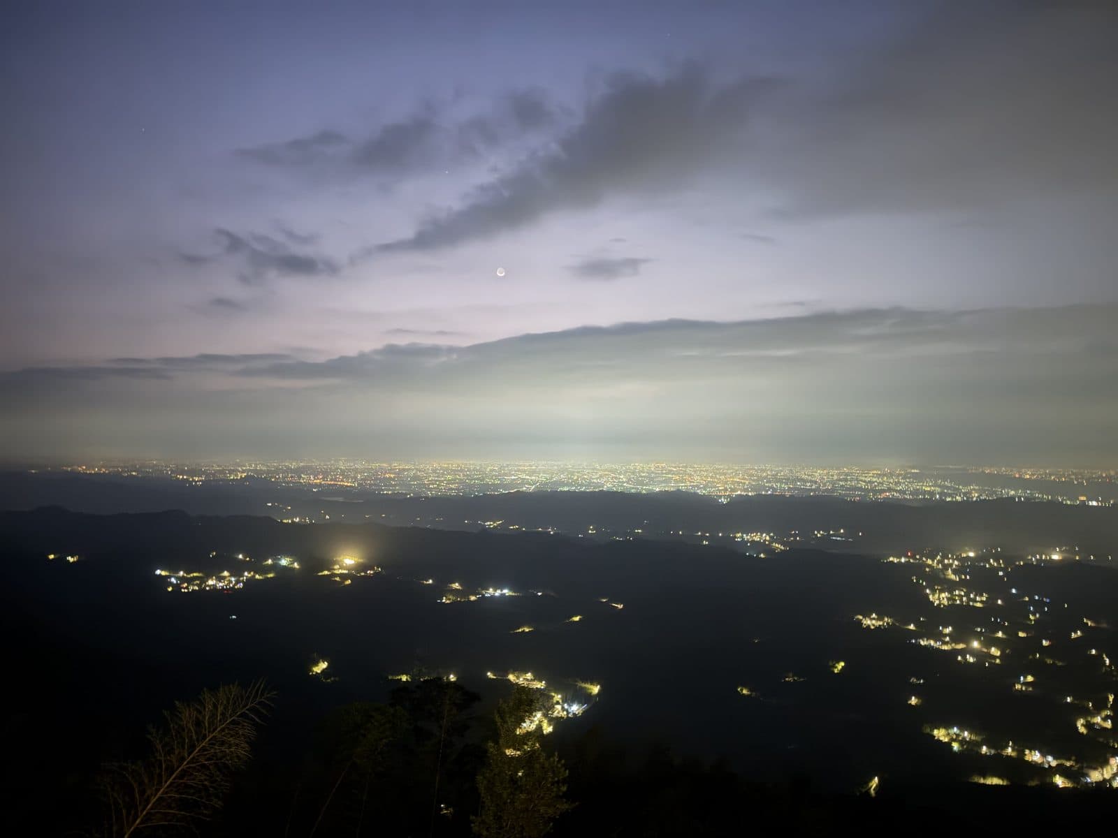 山頂俯瞰夜景，城市燈火盡收眼底