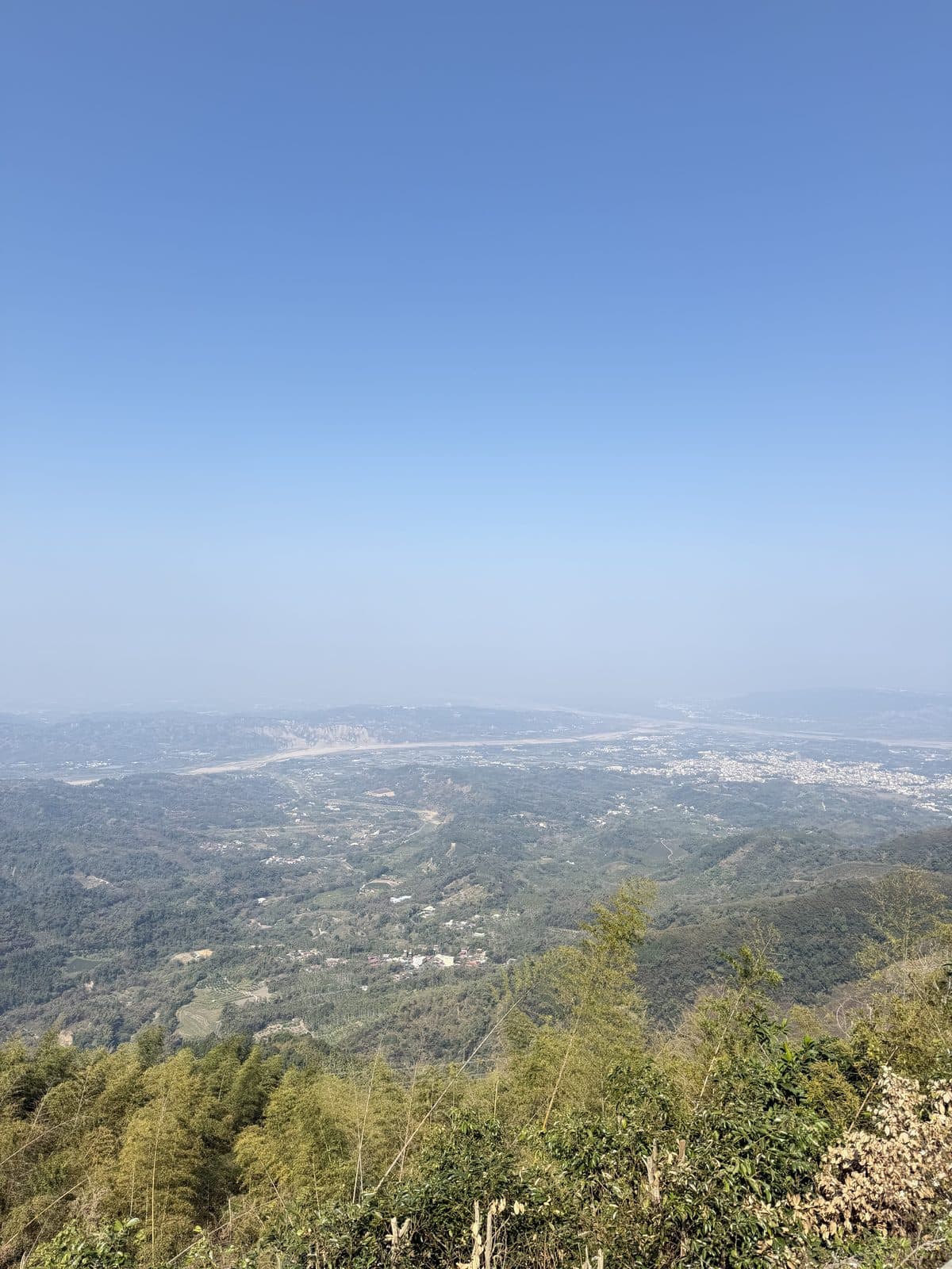 晴日山谷全景